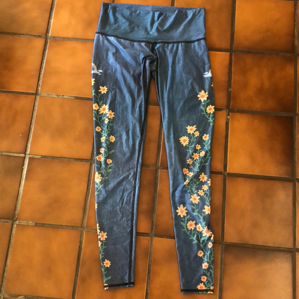 🌈 RARE Teeki leggings Size M gently used. 💙